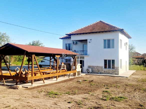 Реновиран селски имот с просторен двор в с. Кривина