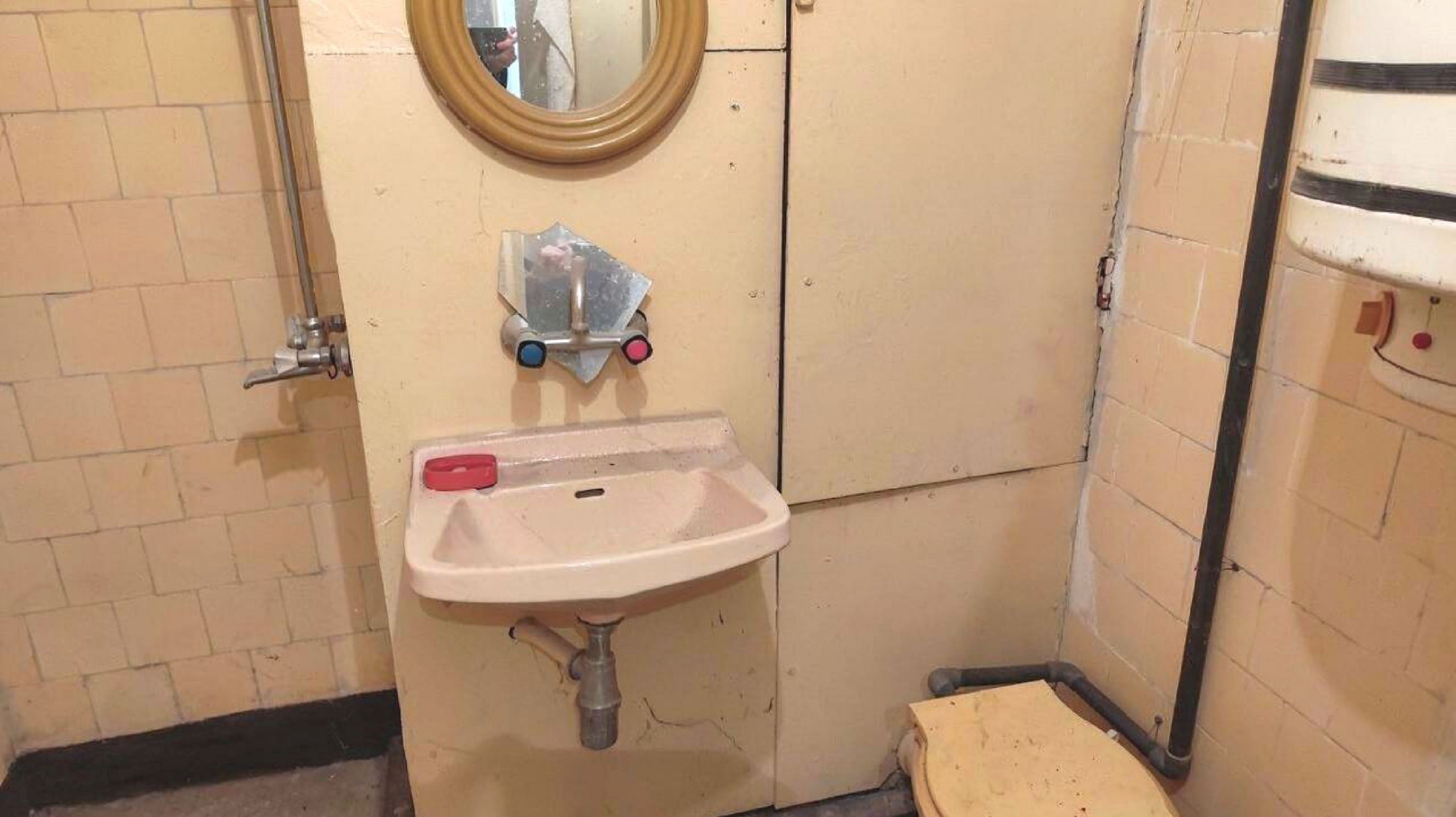 2560