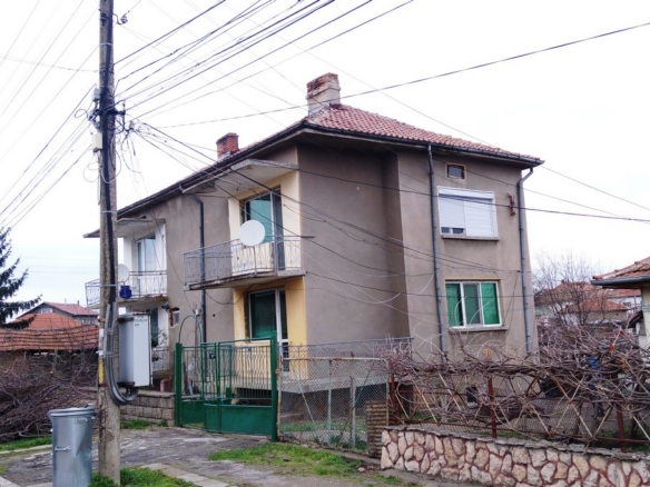 Двуетажна къща (източен близнак) в гр. Белене