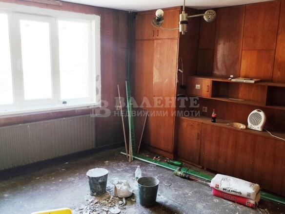 Етаж от къща с двор, и двуетажна къща, до Автогарата
